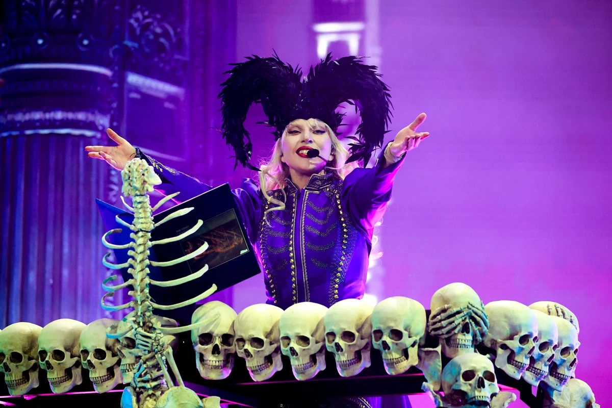 Lady Gaga manda novo presente para os fãs que estão na frente do hotel