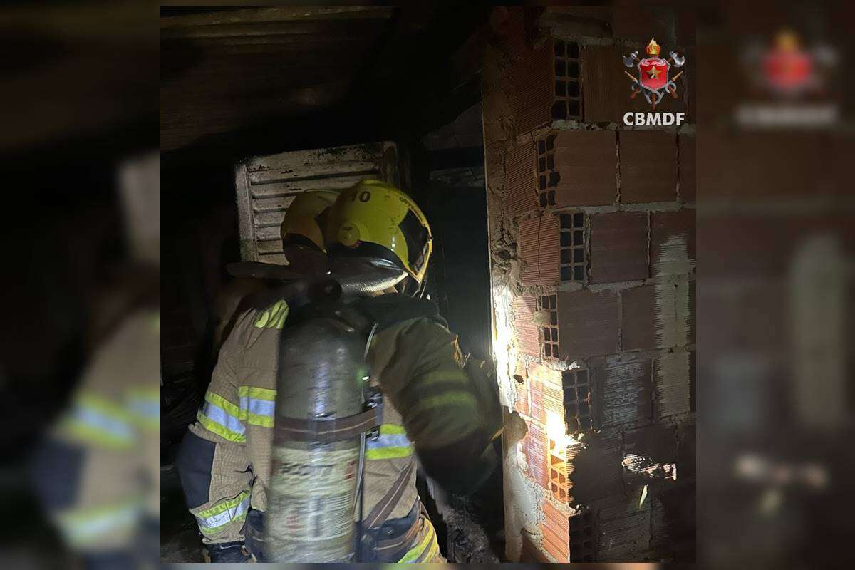 Incêndio em residência faz telhado colapsar e mobiliza bombeiros no DF