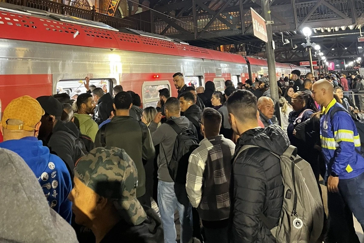 Duas linhas de trem amanhecem com lentidão após falha em equipamento