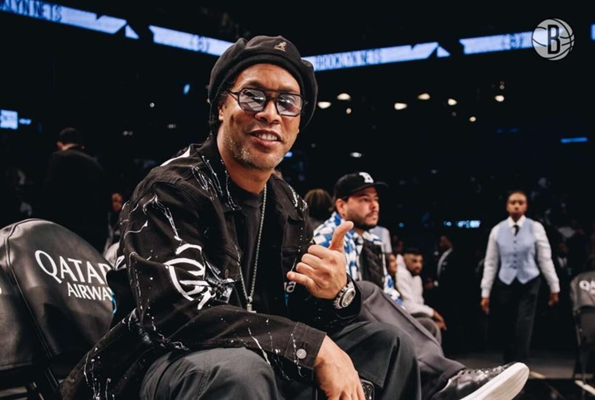 Em noite de Seleção em campo, Ronaldinho Gaúcho vê jogo da NBA