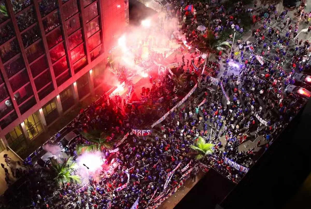 Veja foguetório dos torcedores da La U antes de duelo com o Botafogo