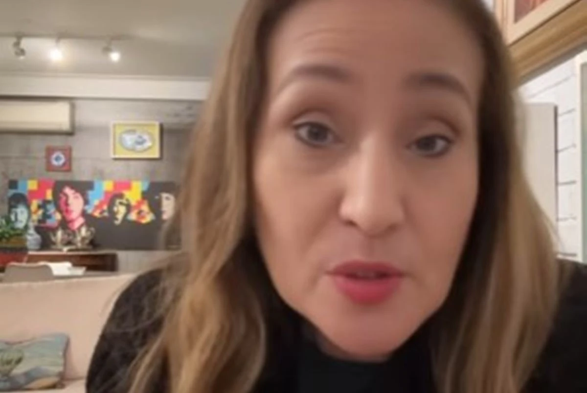 Vídeo: Sônia Abrão se revolta com boatos de substituir Cátia Fonseca