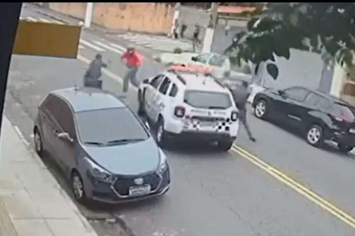 Vídeo: PM atropela e prende motociclista que roubou alianças de casal