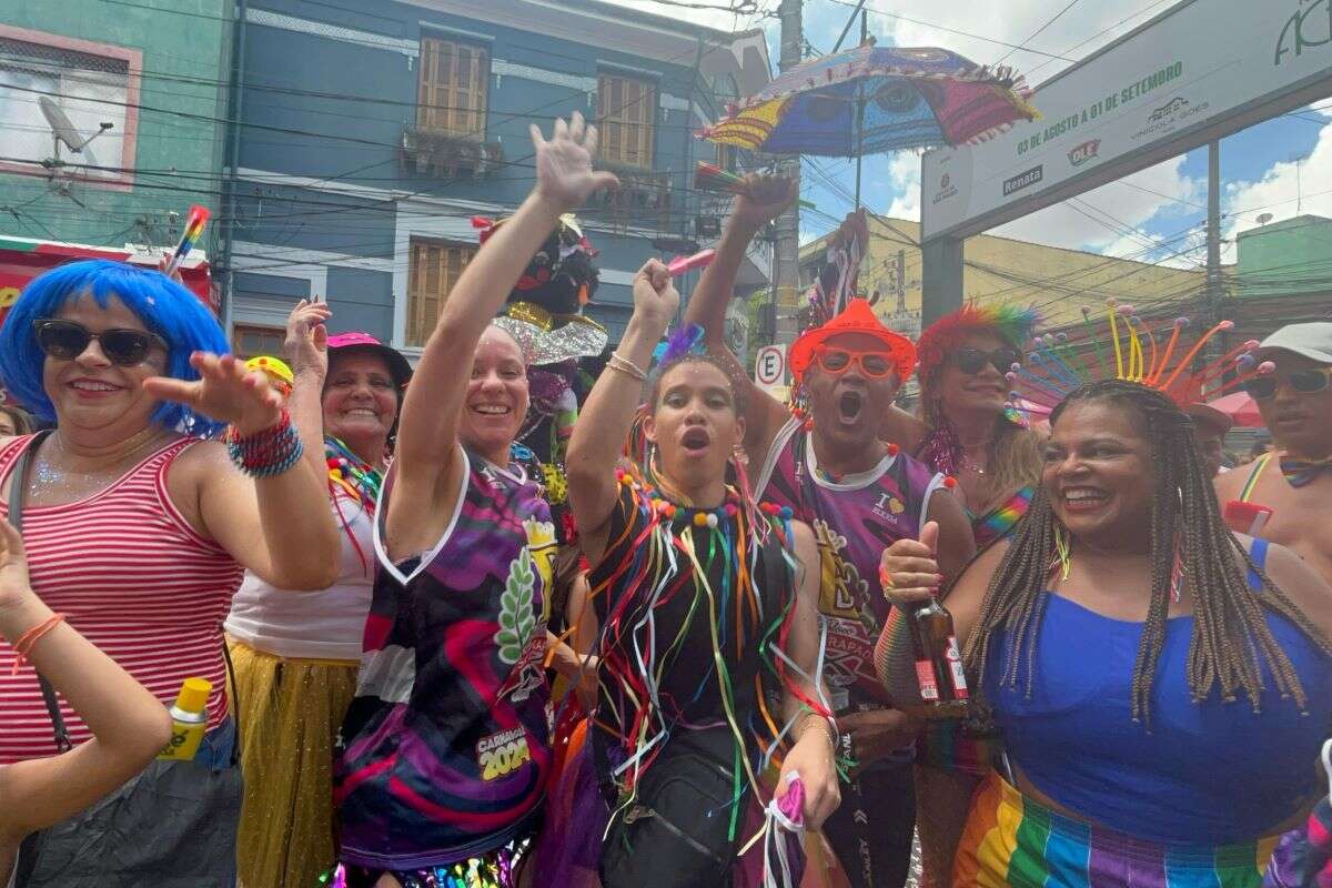 Em clima familiar, bloco Esfarrapado resgata marchinhas no Bixiga