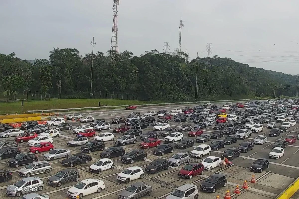 Trânsito: descida para o litoral de SP tem quase 30 km de lentidão