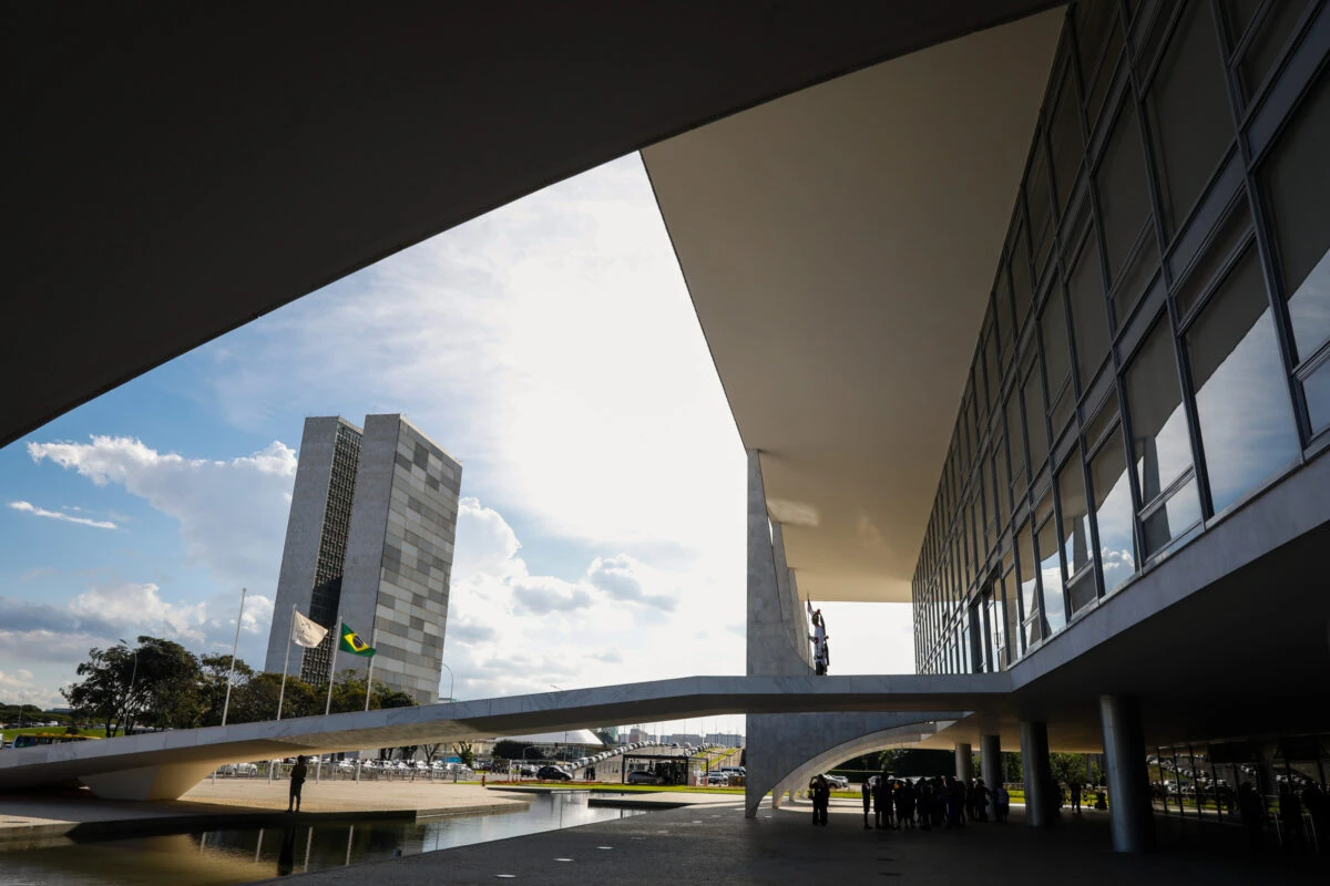 Os que defendem cortar gastos e querem aumentar seus benefícios