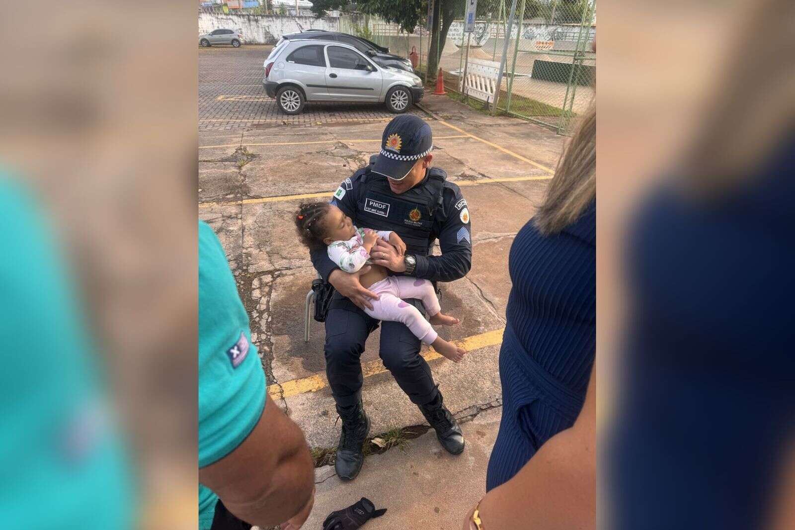 Vídeo: desesperado, pai corre até PMs que salvam bebê engasgado no DF