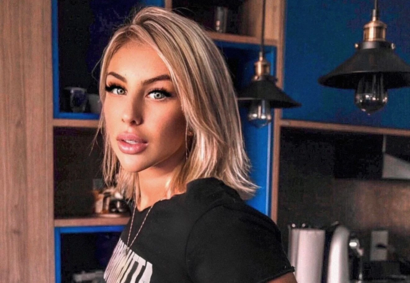 Influenciadora compra distintivos falsos e é investigada por se passar por policial.