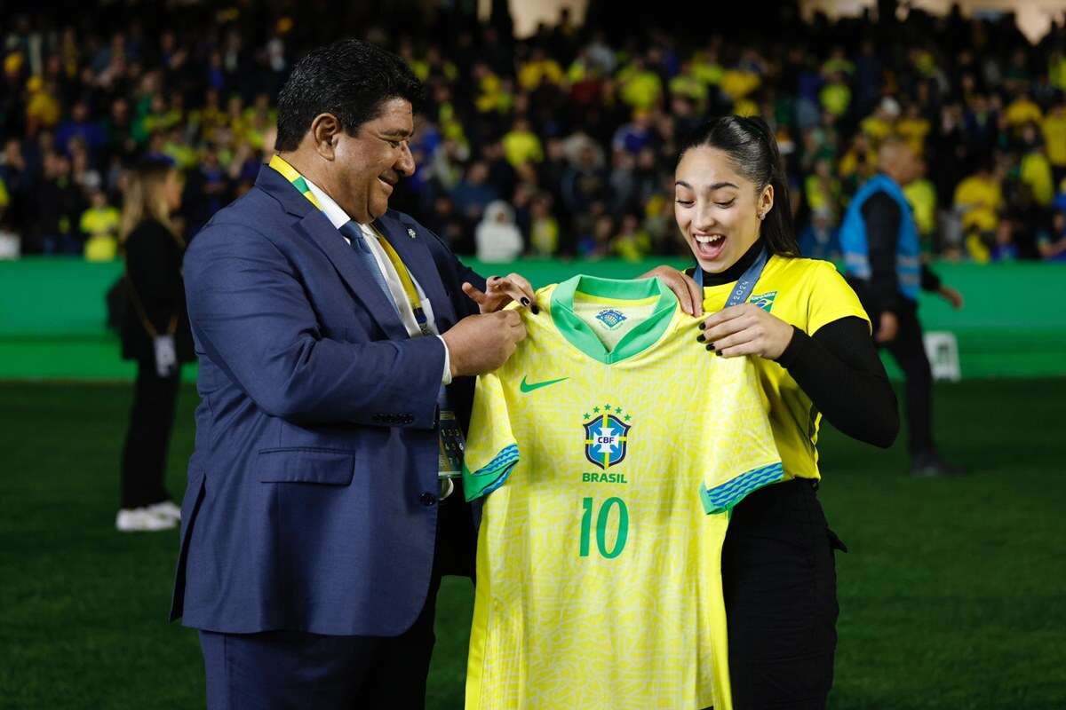 Bronze em Paris, Julia Soares é homenageada pela CBF em Curitiba