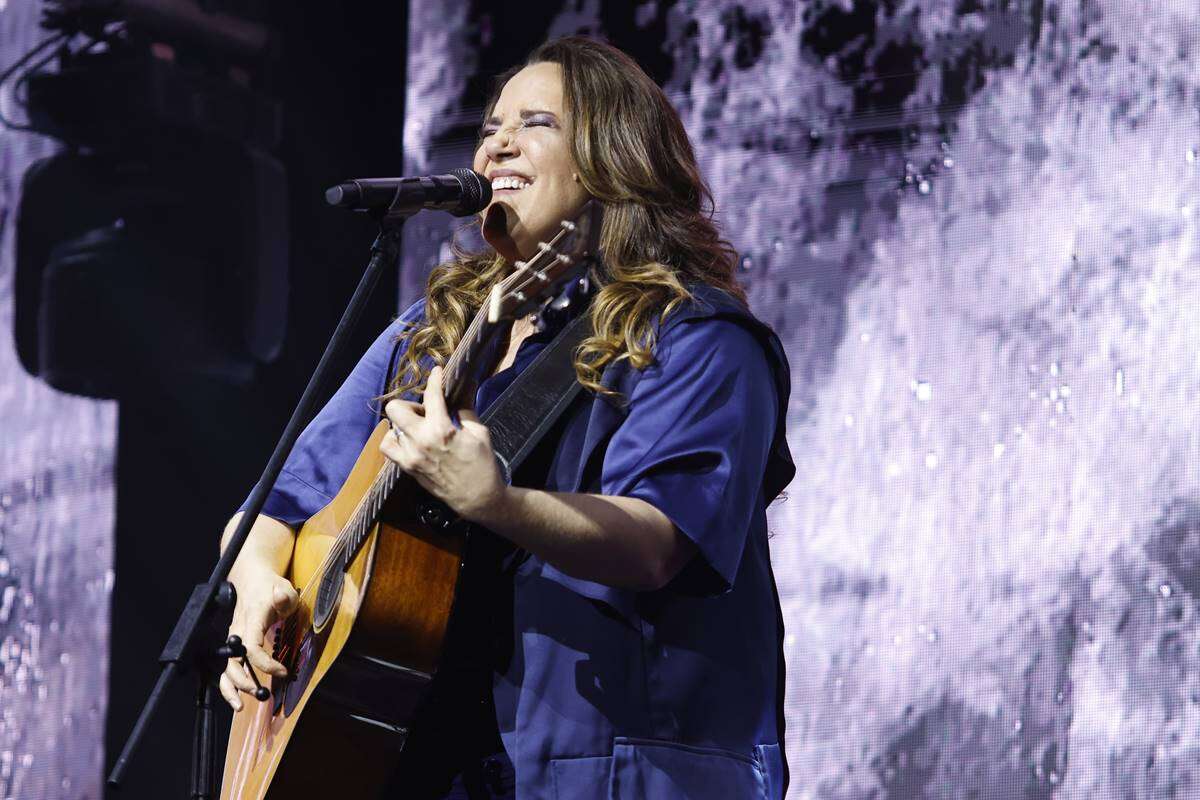 Ana Carolina exalta Cássia Eller em noite lotada no Ulysses Guimarães