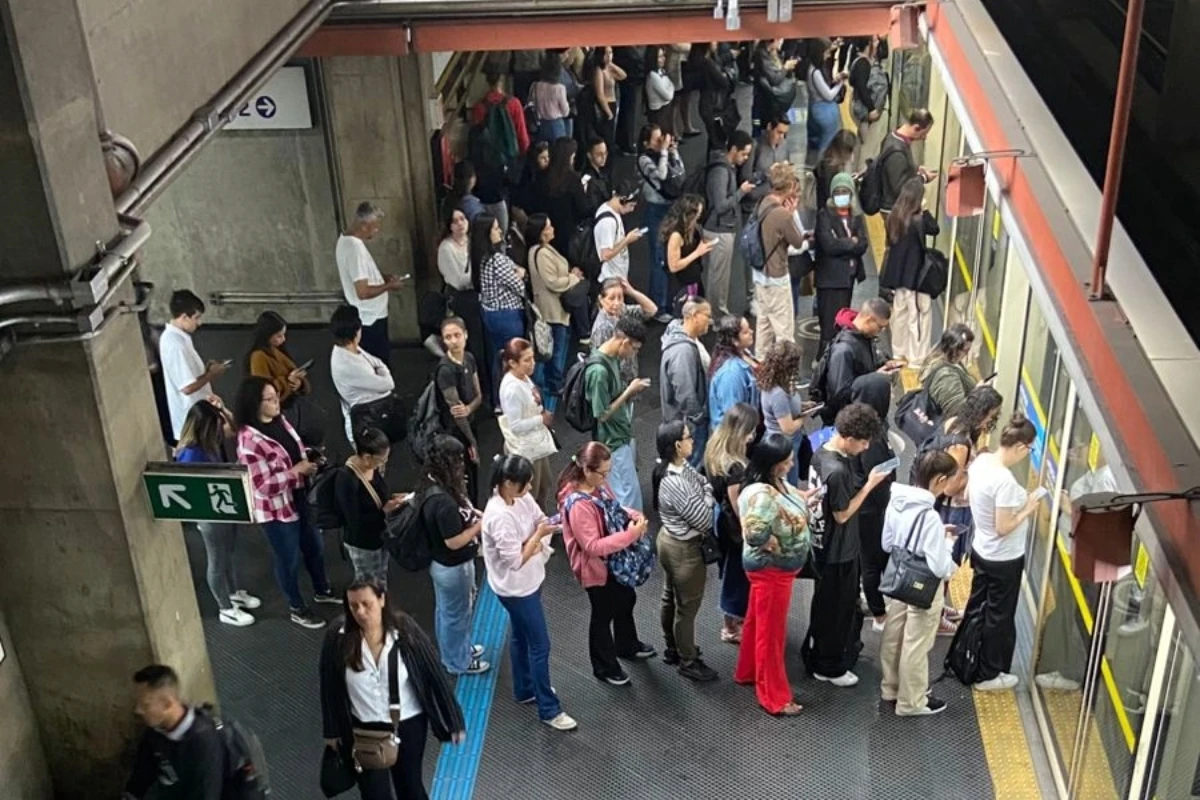 Linhas 1-Azul e 3-Vermelha do Metrô circulam com velocidade reduzida