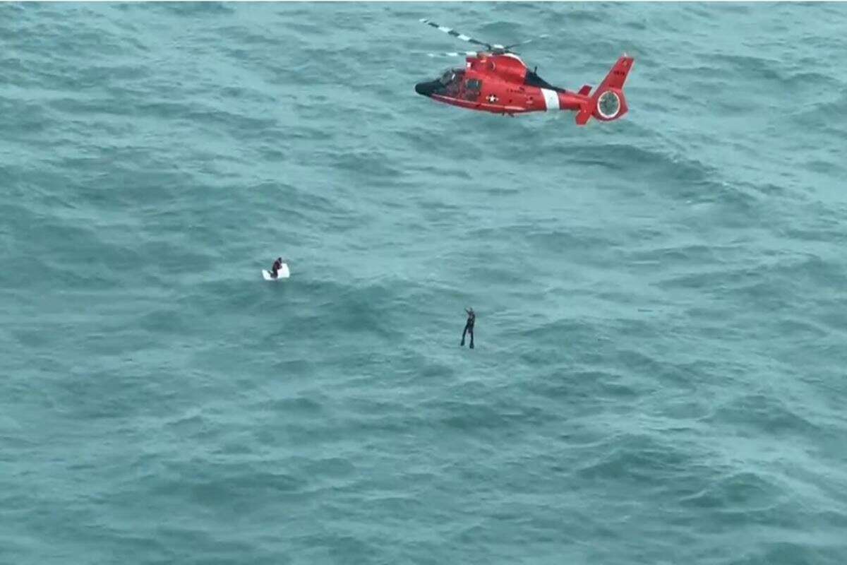 Vídeo: Guarda Costeira resgata homem agarrado a geladeira após Milton