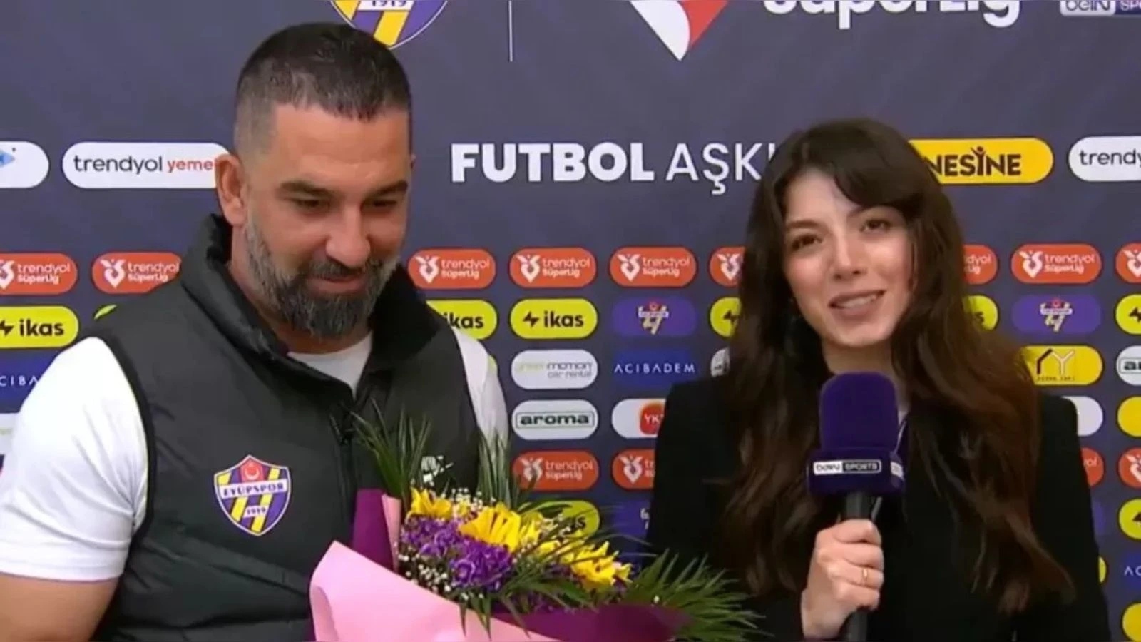 Vídeo: ex-Barcelona entrega buquê para jornalista. Entenda motivo