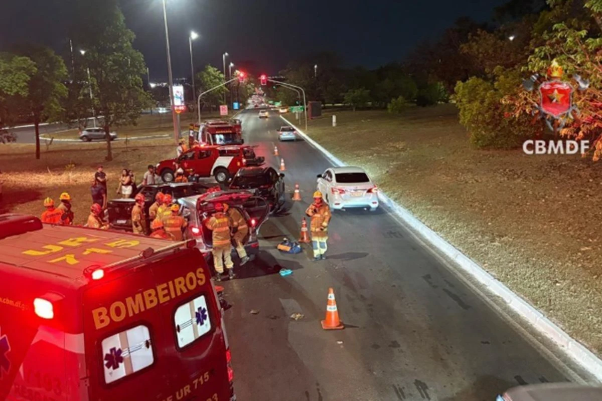 Colisão com três carros deixa duas pessoas feridas na Asa Sul