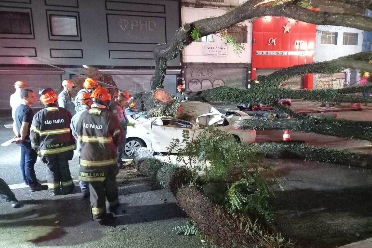 Taxista morto durante chuva em SP levava passageiras no banco de trás