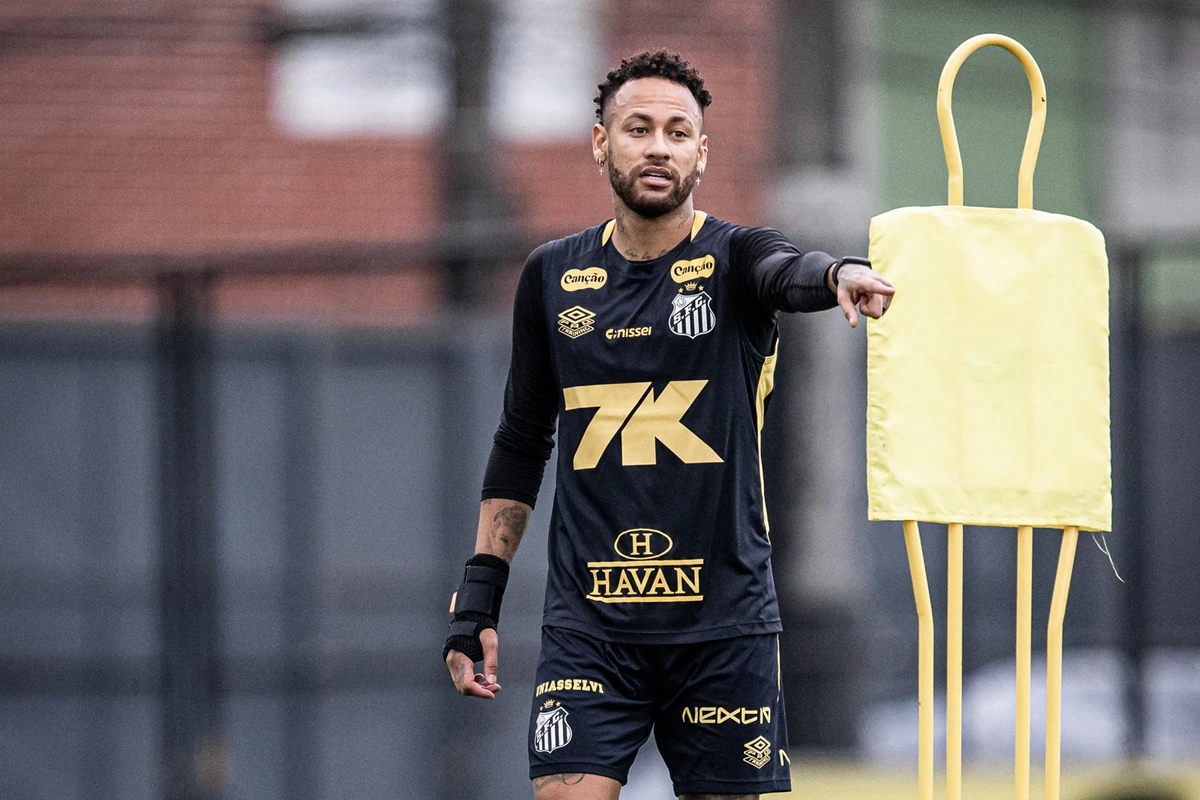 Neymar volta a ser relacionado pelo Santos após mais de um mês