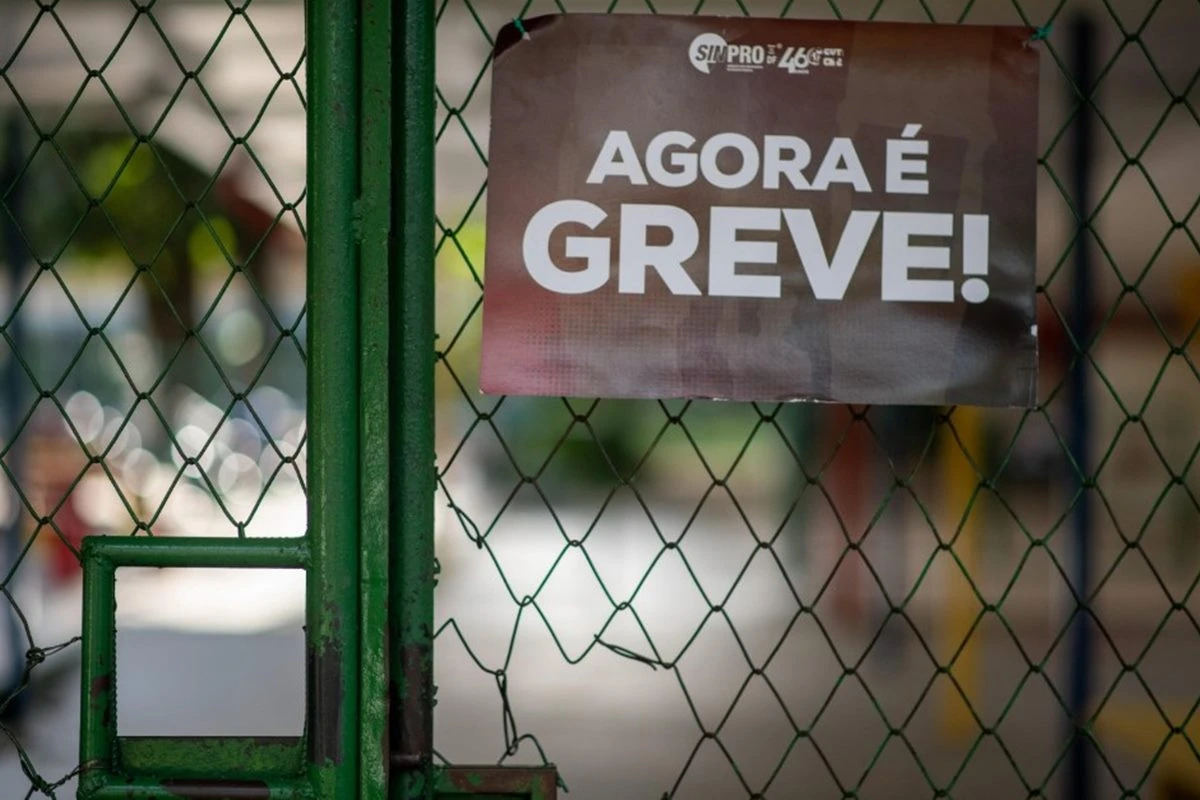 Após nova assembleia, professores da rede pública decidem manter greve