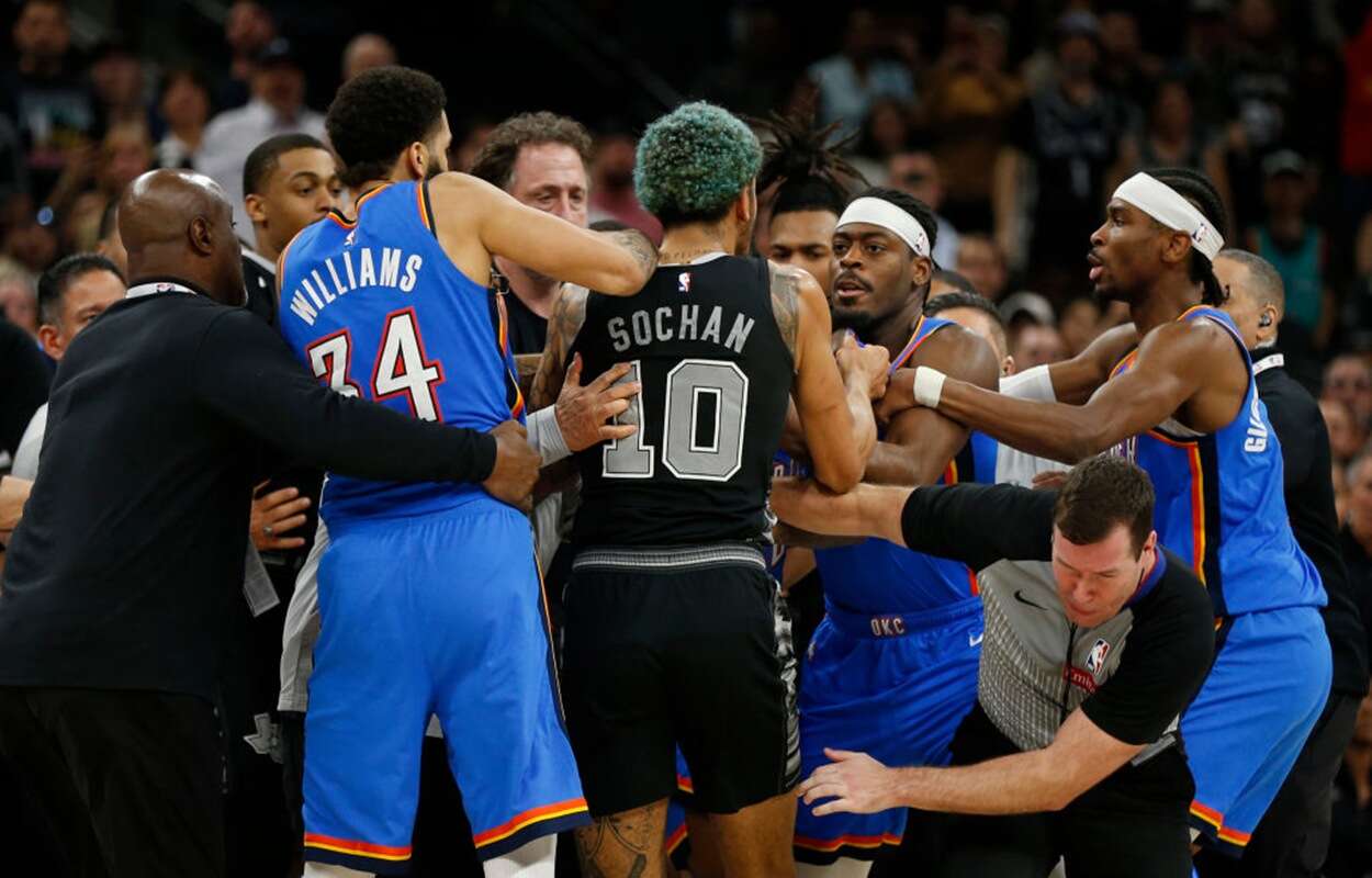 Vídeo: jogadores trocam empurrões e brigam em quadra em jogo da NBA