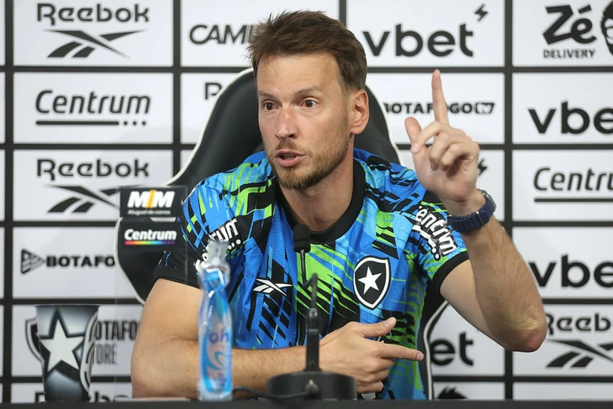 Neto é apresentado pelo Botafogo e comenta concorrência pela posição