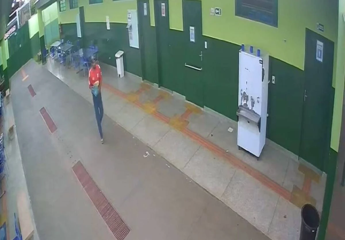 Ladrão cagão! Suspeito furta peças de mangueira e defeca em escola