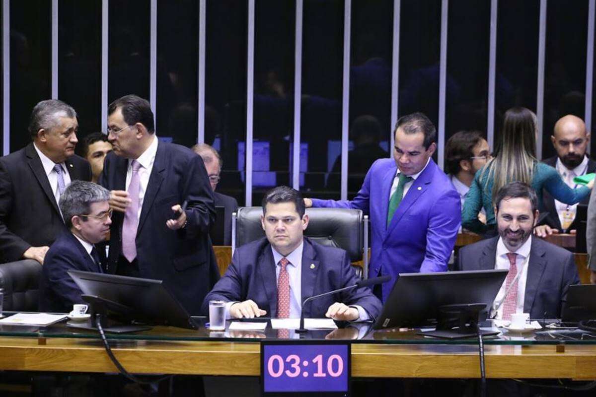 Congresso aprova Orçamento de 2025 após meses de atraso