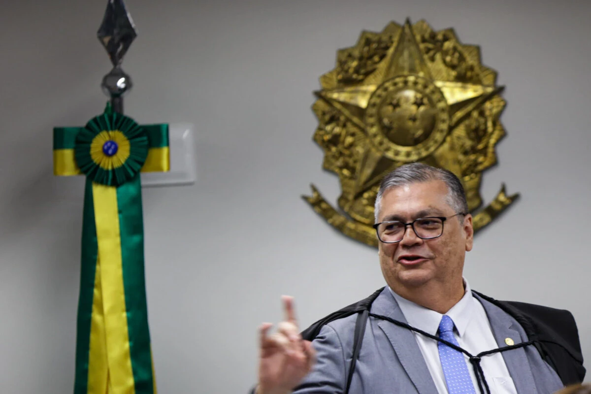 Dino determina que AGU recupere R$ 6 mi de emenda de Alberto Fraga
