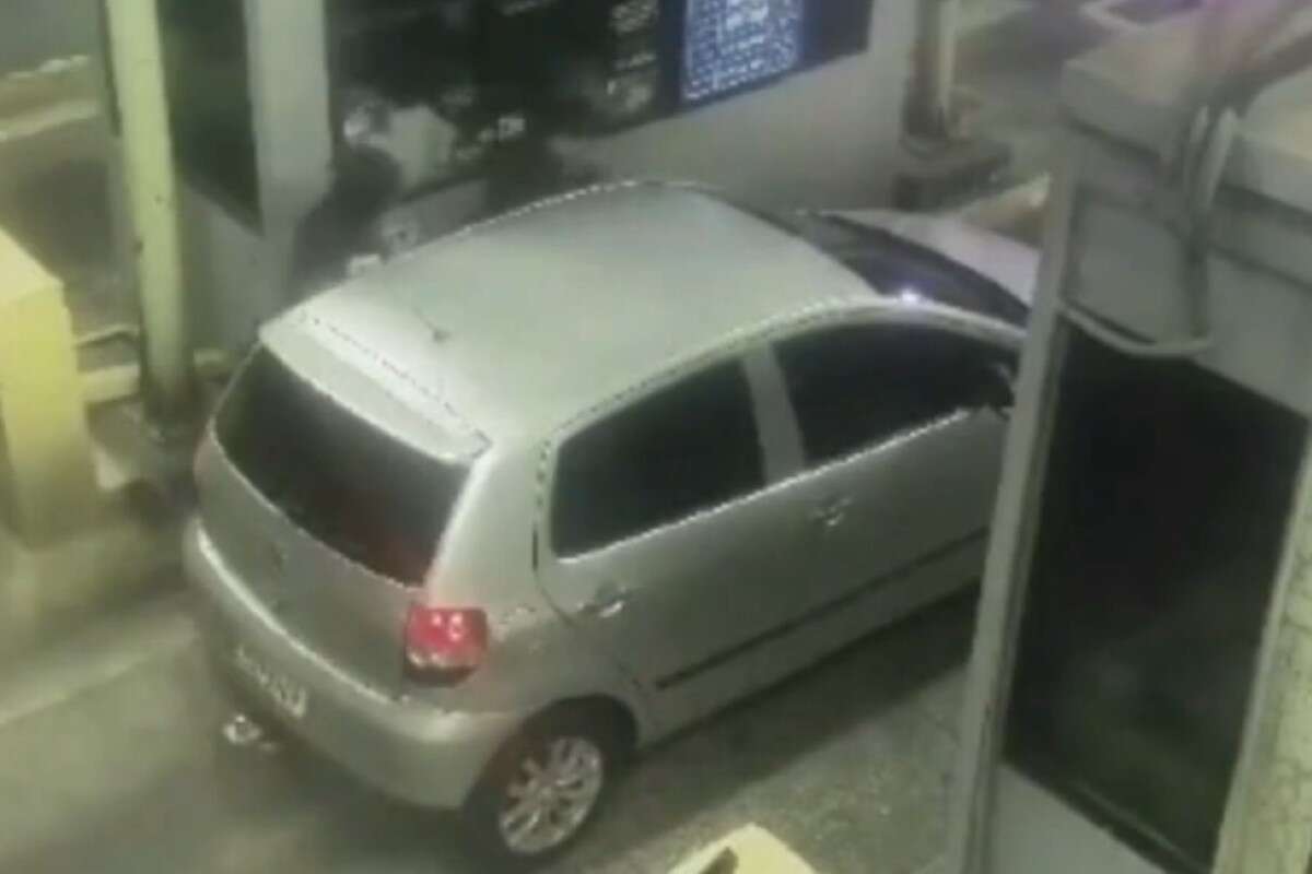 Vídeo: homem tem carro roubado enquanto estava parado em pedágio de SP