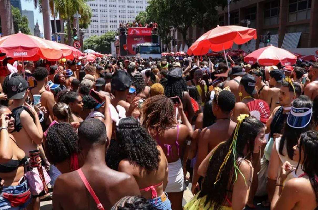 Rio tem sábado de praia, mais de 50 blocos e teste de luz na Sapucaí