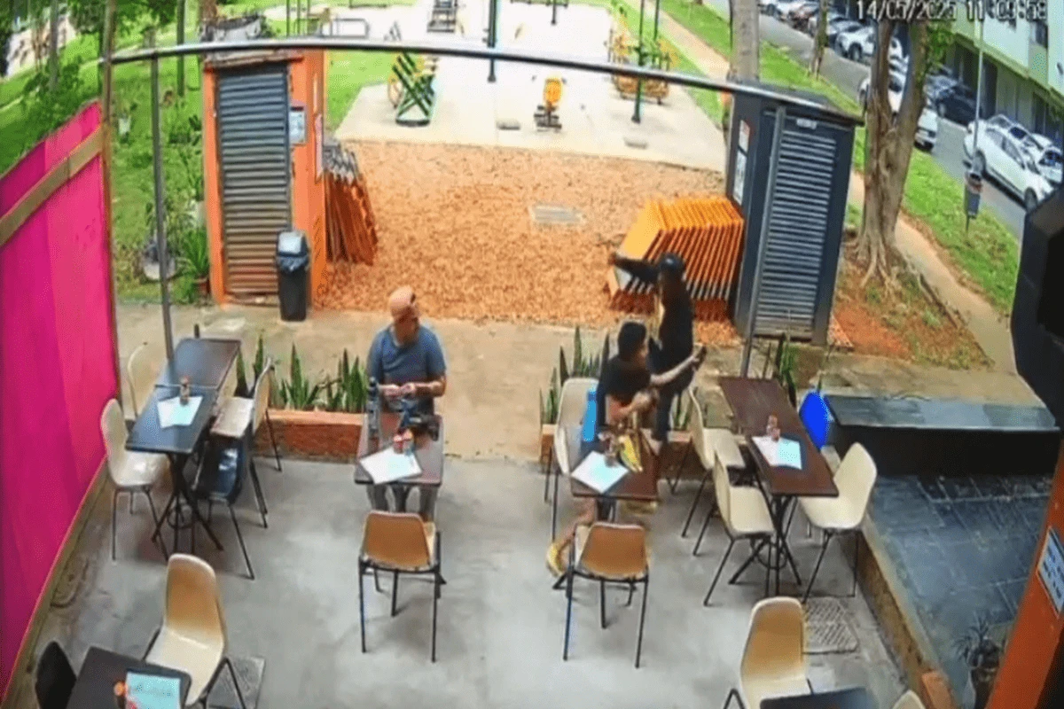 Vídeo: ladrão dá o bote e pega celular de cliente em restaurante no DF