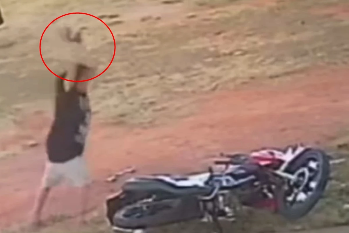 Mulher derruba moto de vizinho e destrói veículo com pedradas. Vídeo