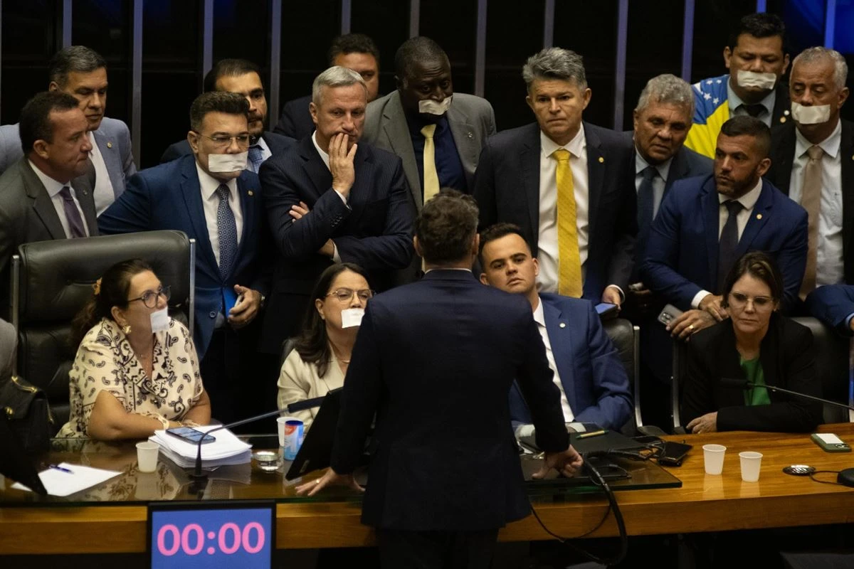 Como foram as mais de 24 horas de obstrução da direita no Congresso