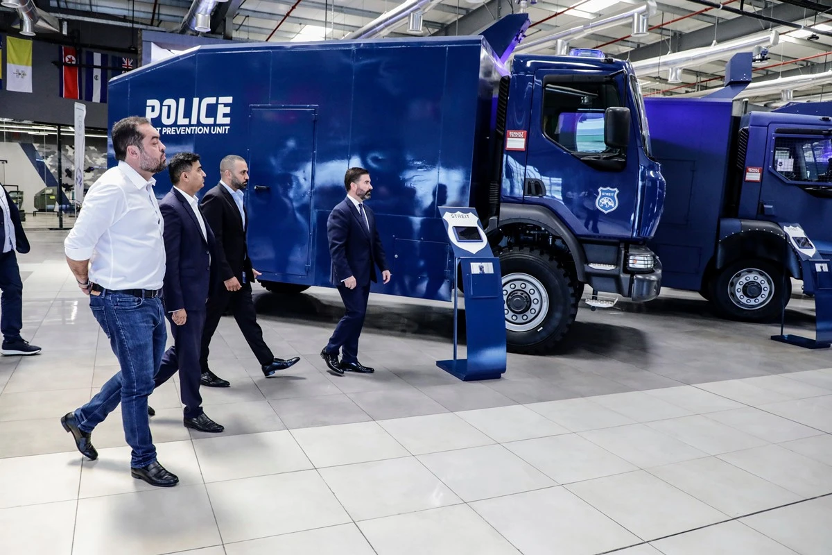 Cláudio Castro visita fábrica de drones e veículos blindados em Dubai