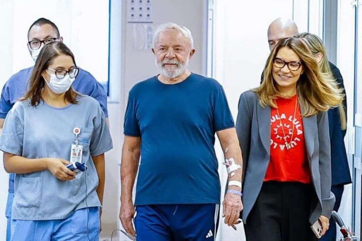 Lula faz exames de sangue e segue lúcido e caminhando, diz boletim