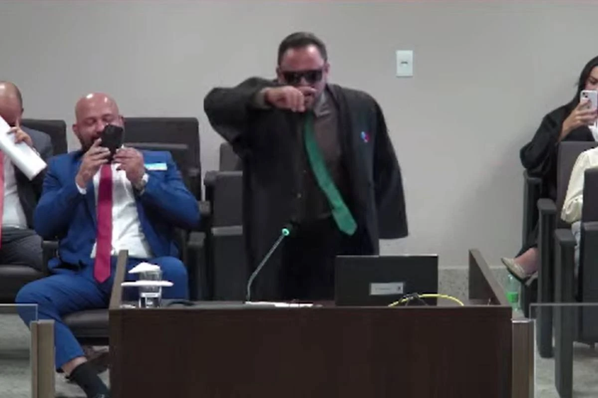 Advogado que representa a si mesmo recita poesia e joga capoeira no TJGO
