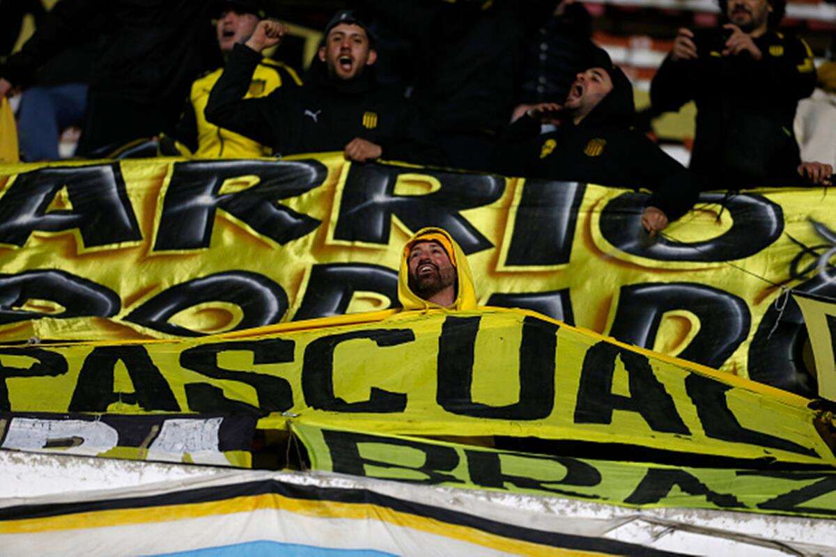 Torcida da Peñarol é alertada sobre casos de racismo contra o Flamengo