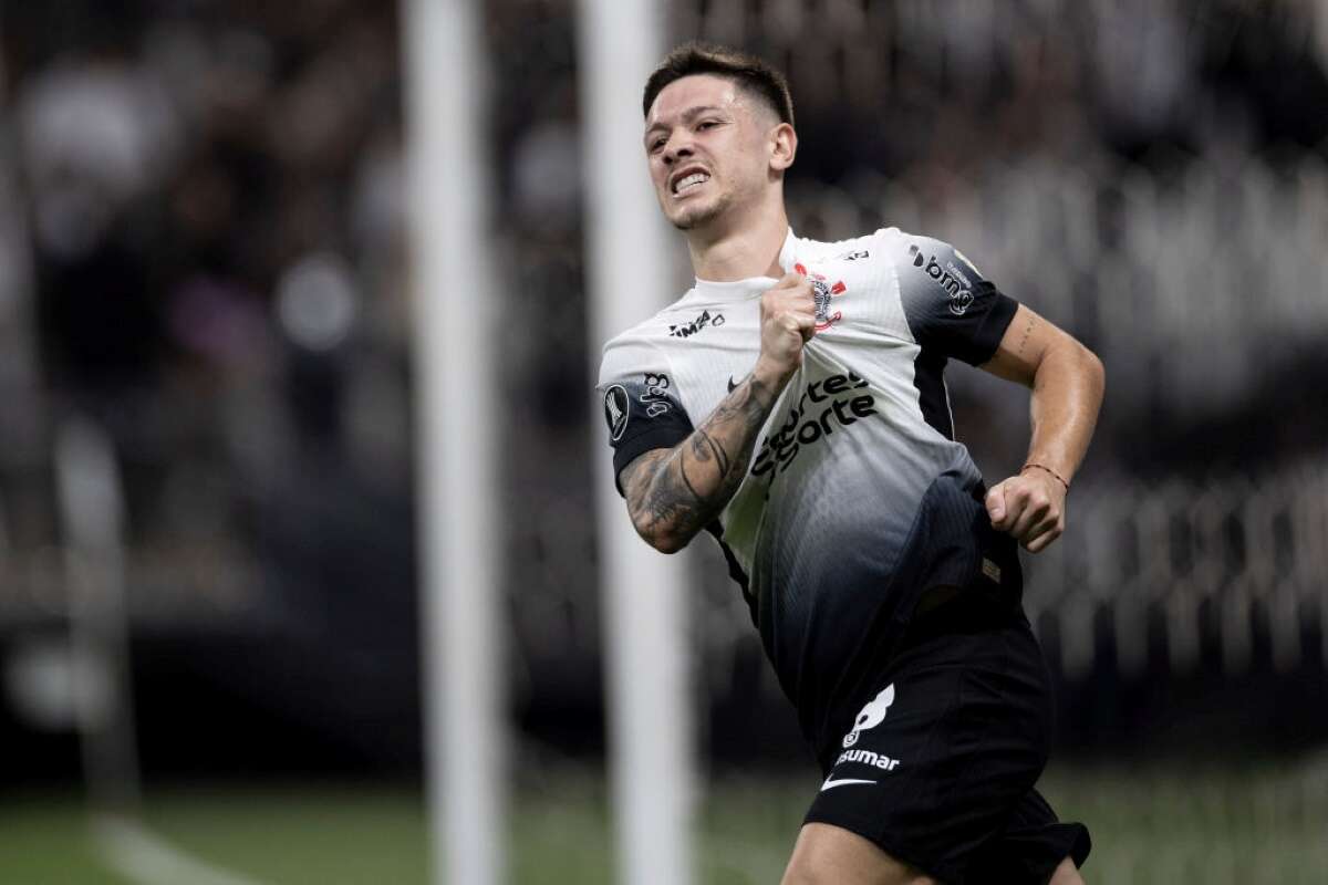 Vídeo: Garro reclama e leva empurrão de árbitro em jogo do Corinthians