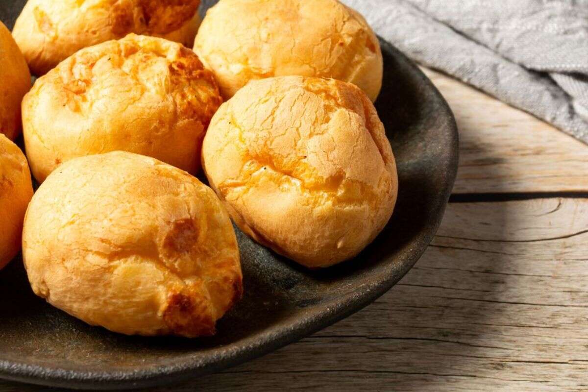 Pão de queijo recheado com bacon e catupiry: aprenda o passo a passo