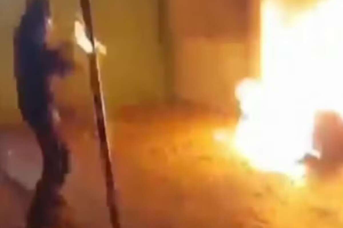 Adolescente que incendiou homem tinha imagens de apologia ao nazismo