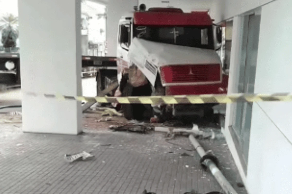 Homem perde controle de carreta, bate em marquise de banco e foge