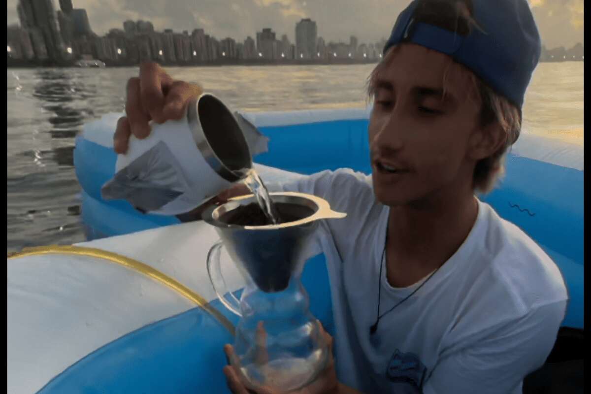 Vídeo: surfista e amigo tomam café da manhã no meio do mar em Santos