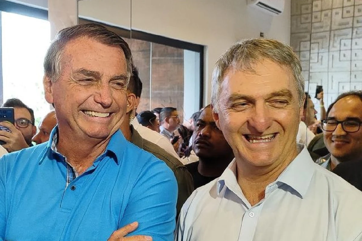 Irmão de Bolsonaro visita ex-presidente e alinha candidatura para 2026
