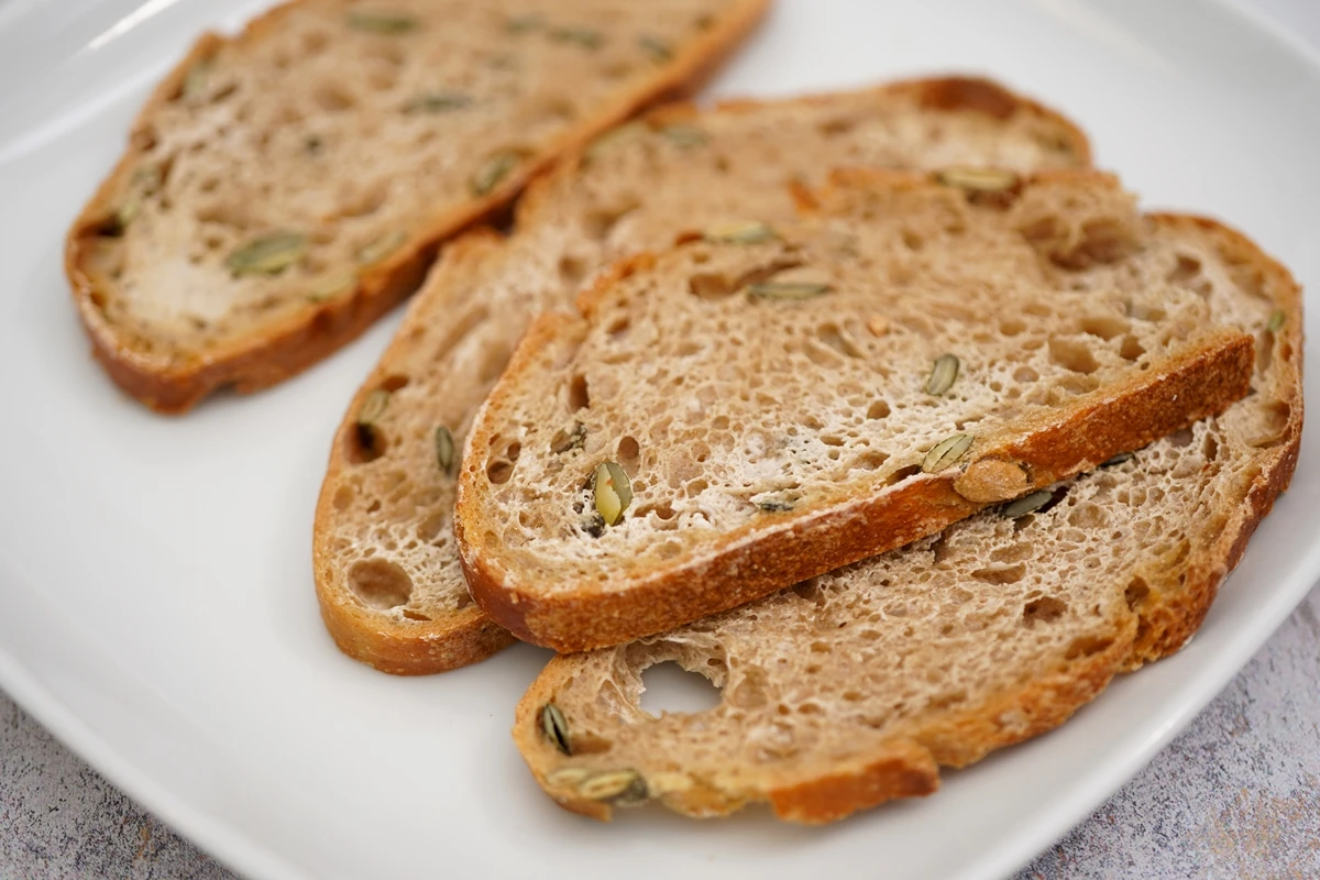 Pãozinho de iogurte e aveia é leve, nutritivo e fica pronto em minutos