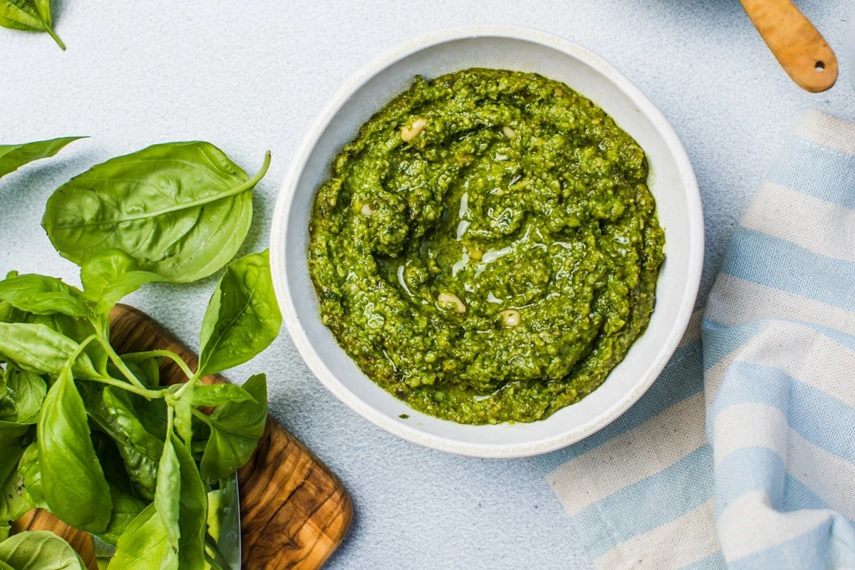 Molho pesto com toque brasileiro: receita da chef Renata La Porta