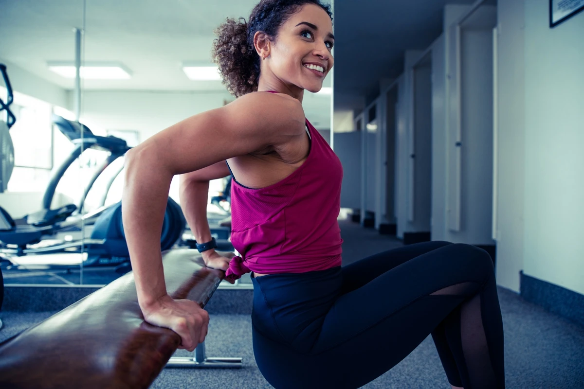 Aprenda 5 exercícios fáceis para fortalecer o tríceps sem sair de casa