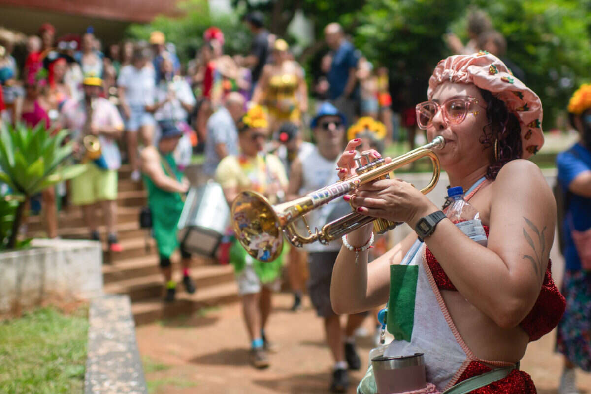 Bloco do Vai Quem Fica arrasta foliões ao som de fanfarra. Vídeo