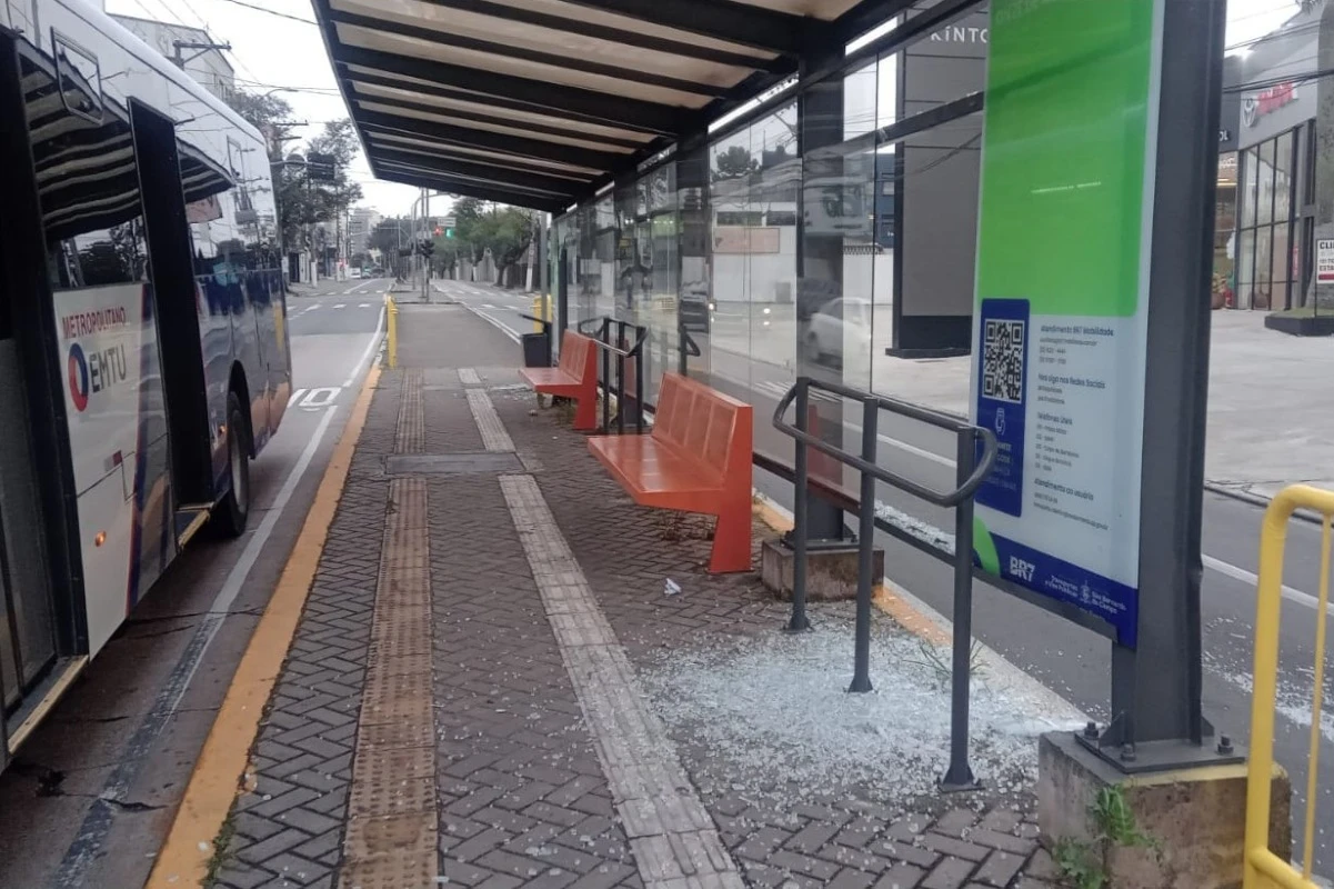 Homem é preso após atacar 3 ônibus com pedras e ferro no ABC Paulista