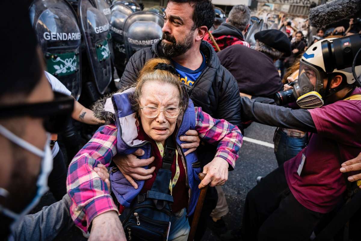 Contra Milei, torcidas organizadas e aposentados enfrentam polícia