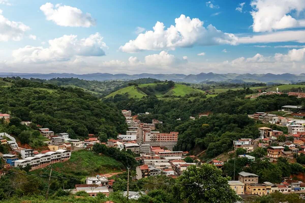 Duas irmãs são atropeladas por ônibus escolar; uma delas morreu