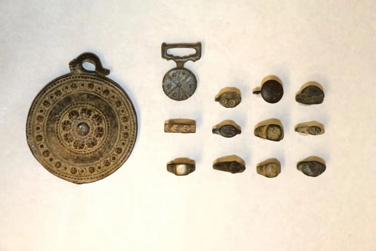 Anéis e medalhões com mais de mil anos são encontrados em brechó