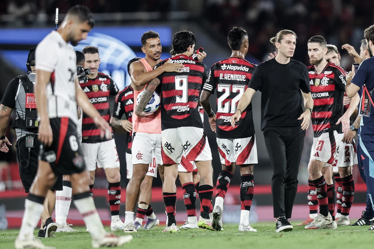 Filipe Luís exalta equipe após goleada e critica decisão da CBF